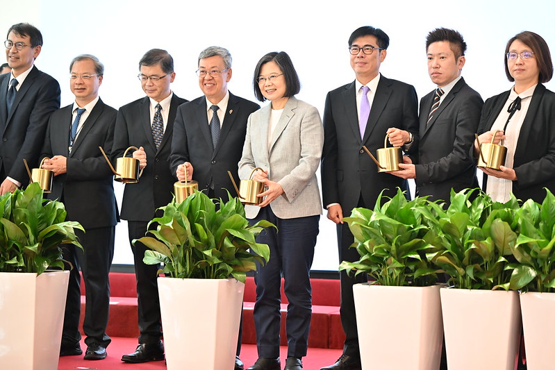 臺灣碳權交易所揭牌　總統：持續協助企業面對淨零轉型　把低碳、零碳的挑戰化為新的機會與商機